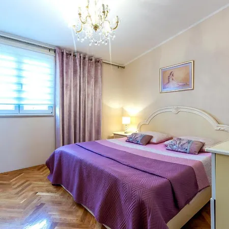 Lovely In Kastel Novi With Kitchen *