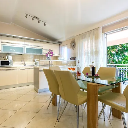 Lovely In Kastel Novi With Kitchen アパート Kaštela
